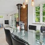 2 Bedroom Stunning In *