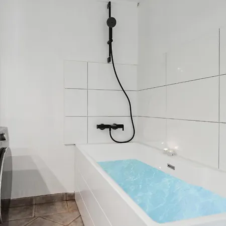 2 Bedroom Stunning In *